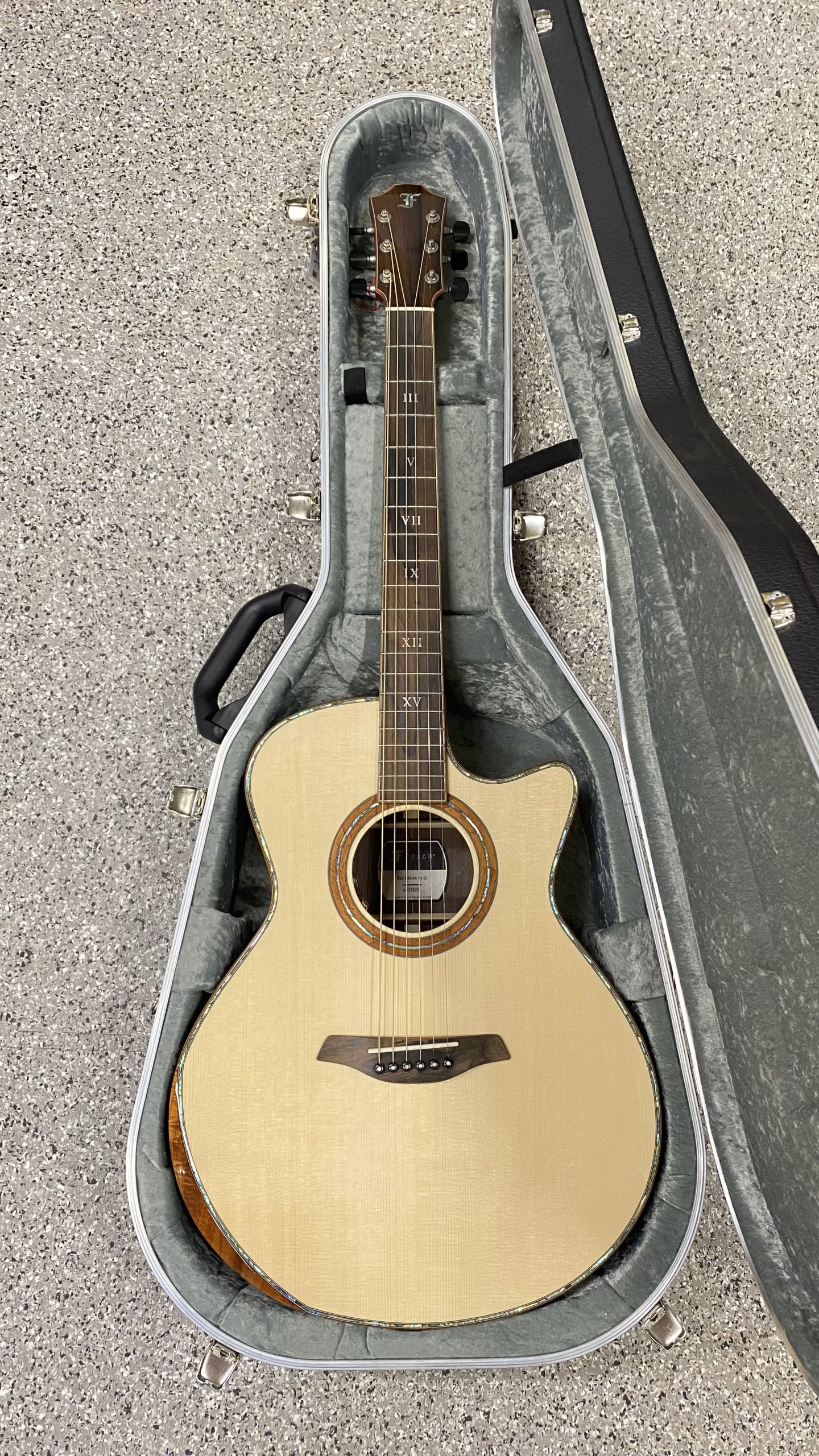 FURCH Red Deluxe GcE LI mit Tonabnehmer LR.BAGGS EAS-VTC Western-Gitarre