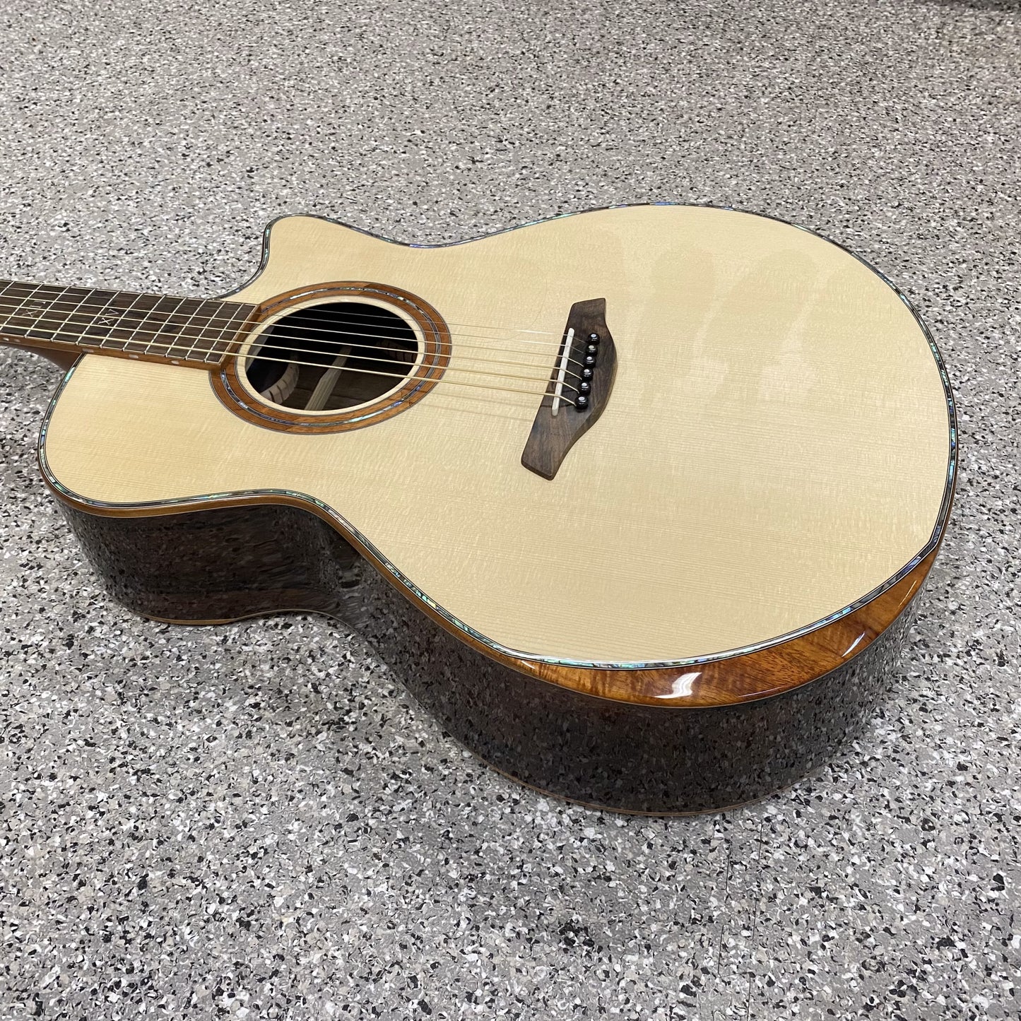 FURCH Red Deluxe GcE LI mit Tonabnehmer LR.BAGGS EAS-VTC Western-Gitarre