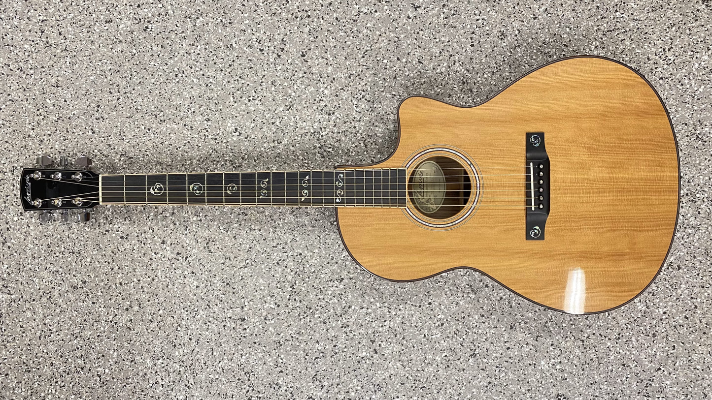 LARRIVEE LSV-11 Vine Inlays inkl. Koffer Western-Gitarre